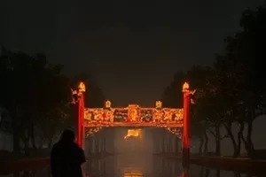 《古镇三段》海报，青石板路与屋檐滴水
